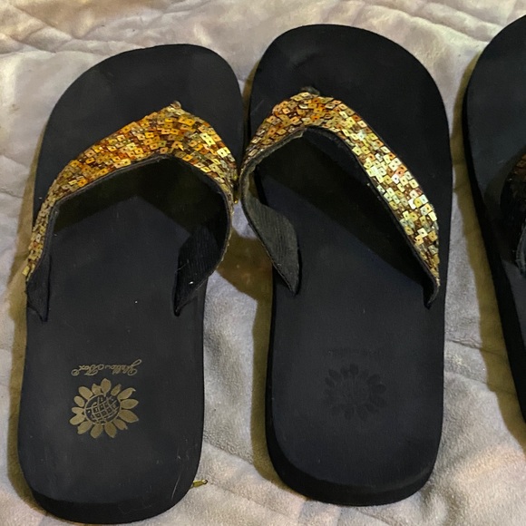 Yellow Box Gold & Black Bling Flip Flops- Sz 8.5- - Picture 2 of 4